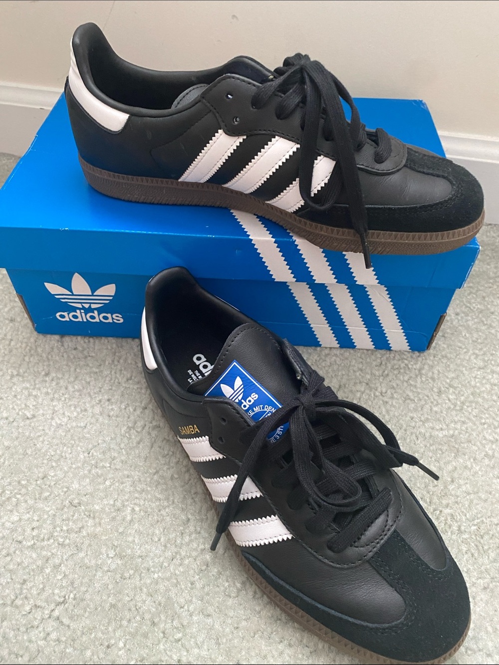 Adidas Samba OG Black & White Classic Sneaker 8.5 (size 8.5 women or 7 in Men.)